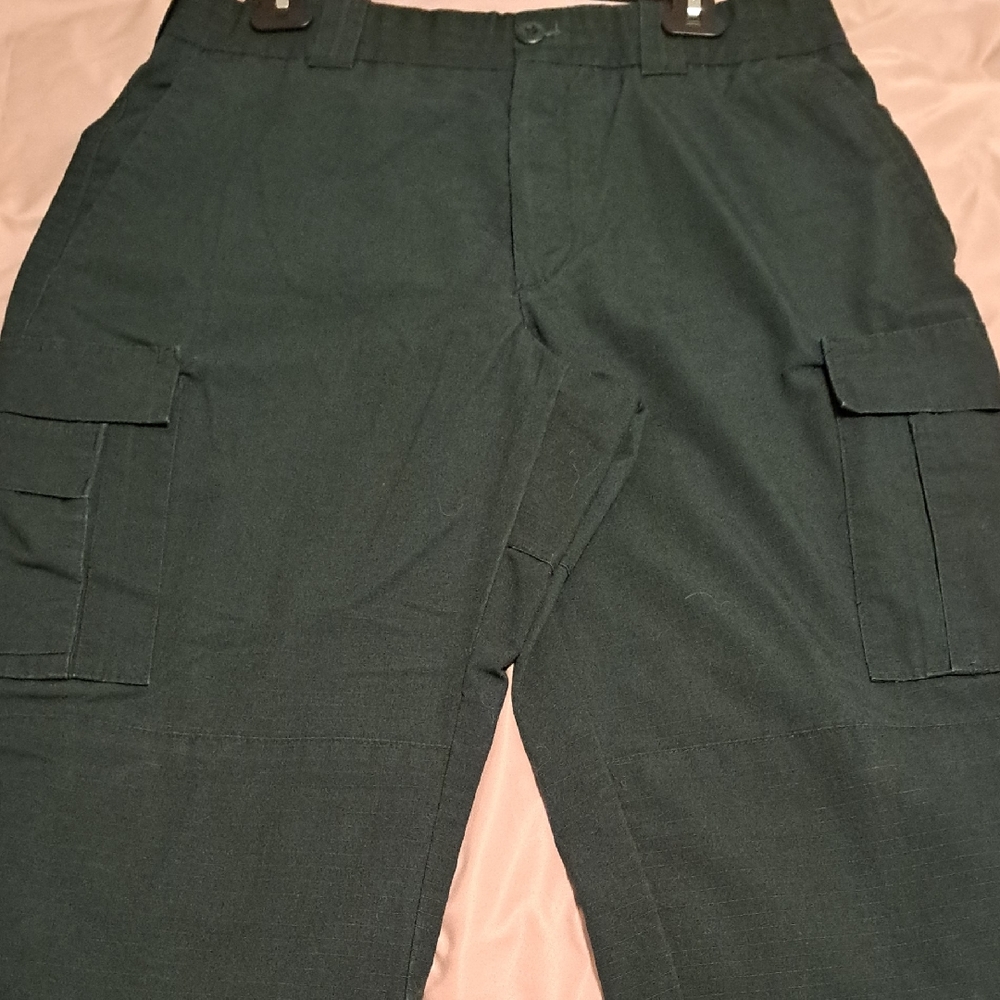 NWOT.  Right Image Men's Dark Green Cargo Pants.  Size 34/33